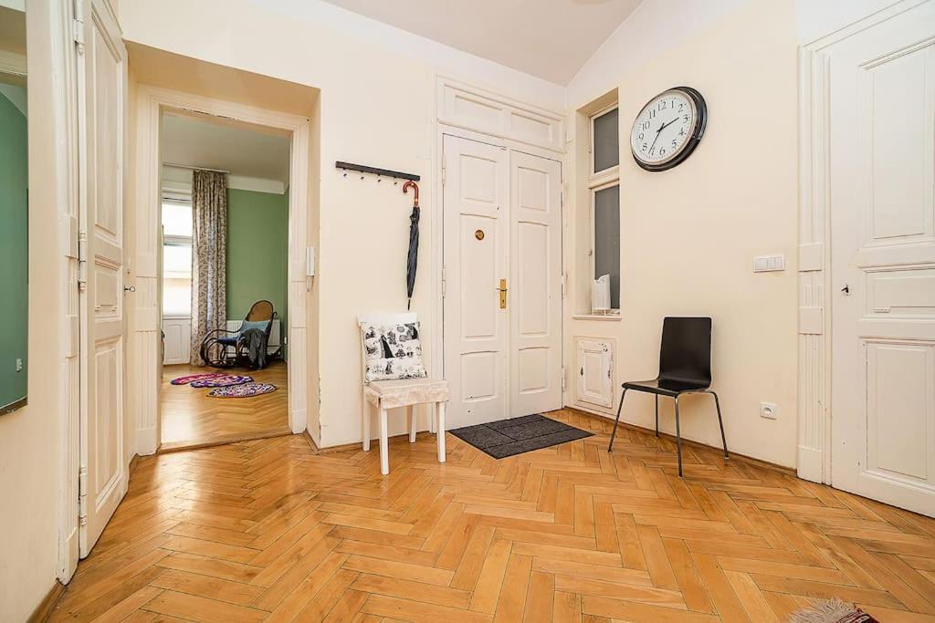 Playful 2-Bedroom Apartment in the Center