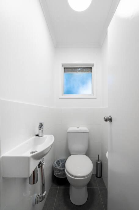 3BR15BA House w Parking Close to Eastwood Beach M8
