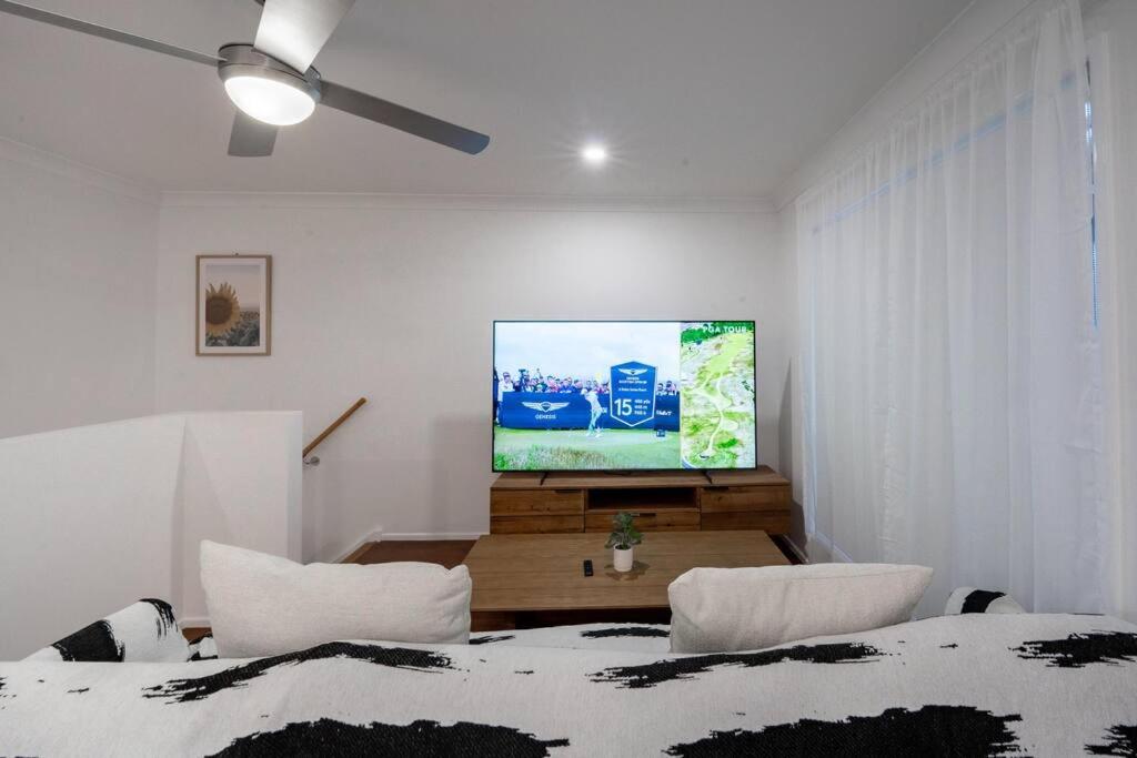 3BR15BA House w Parking Close to Eastwood Beach M8