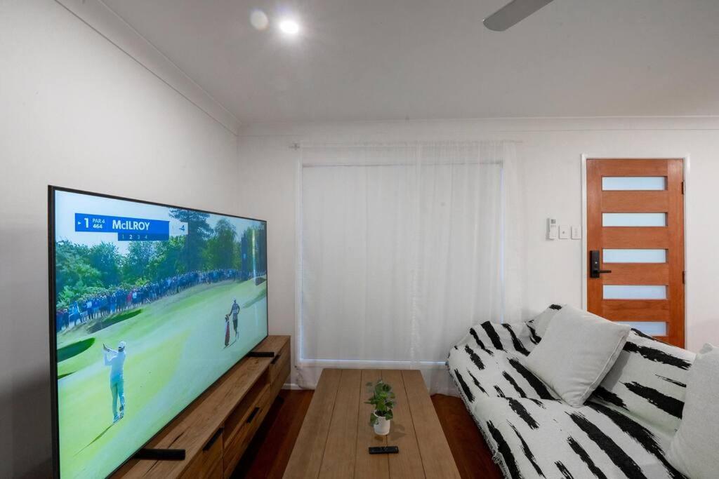 3BR15BA House w Parking Close to Eastwood Beach M8