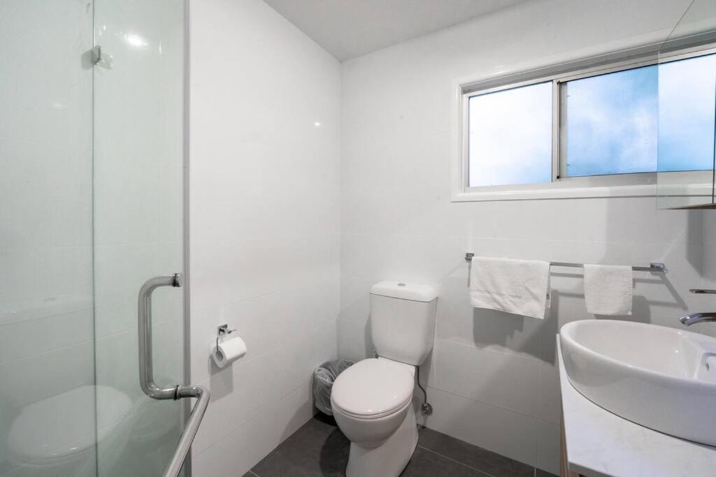 3BR15BA House w Parking Close to Eastwood Beach M8