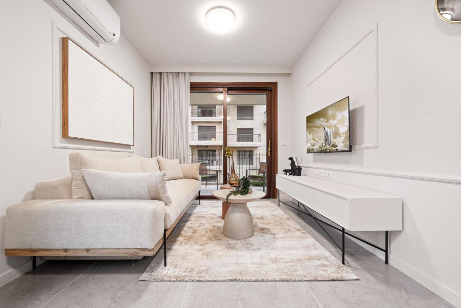 Top Location - Luxury 4 people view 2