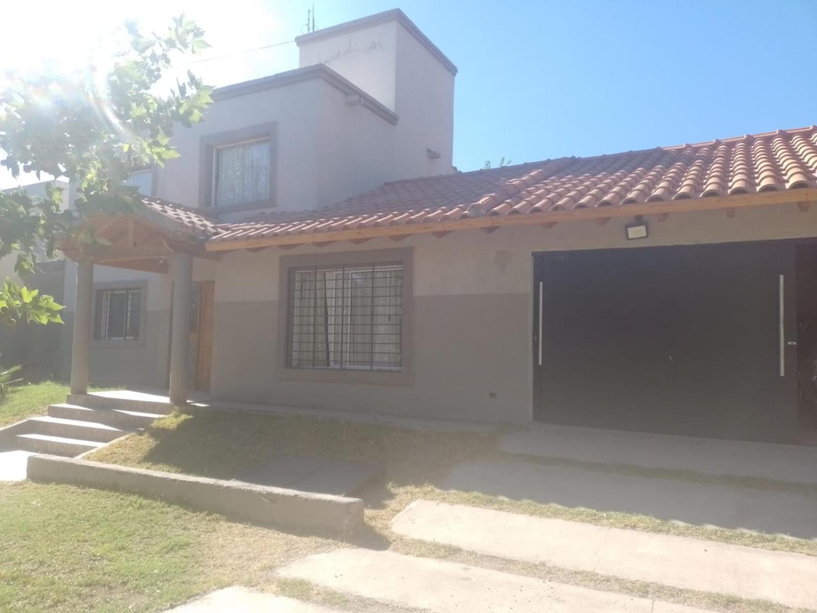 Casa amplia con pileta 9 personas