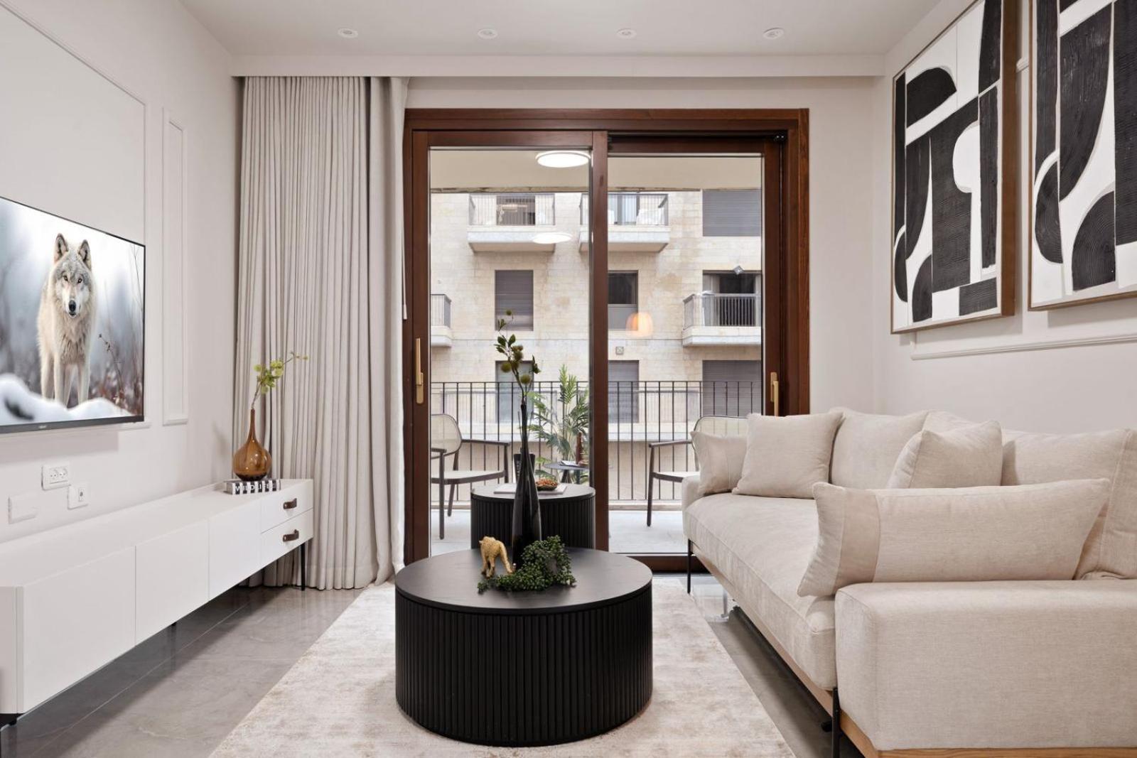 Top Location - Luxury 6 people view 3