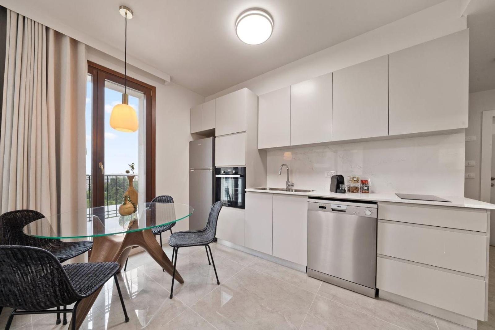 Top Location - Luxury 6 people view 5