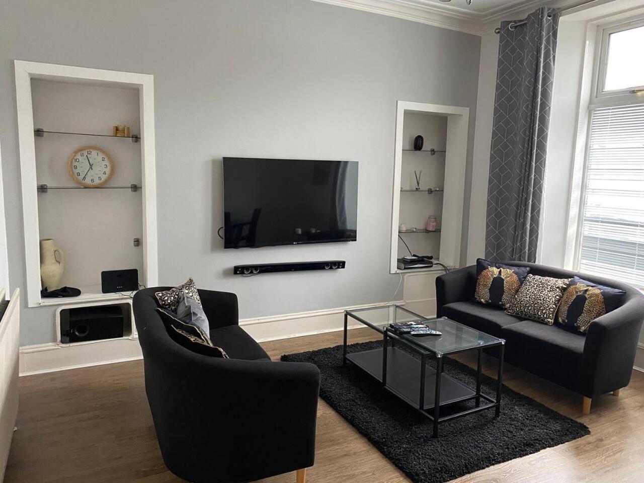 Apartment - Sleeps2 - City Centre - Parking - Yard view 4