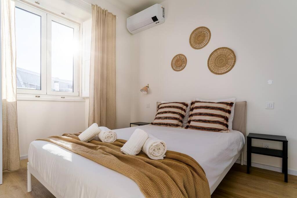 Modern & Bright - Faro Mercado Apt 22 by Lisbeyond view 2
