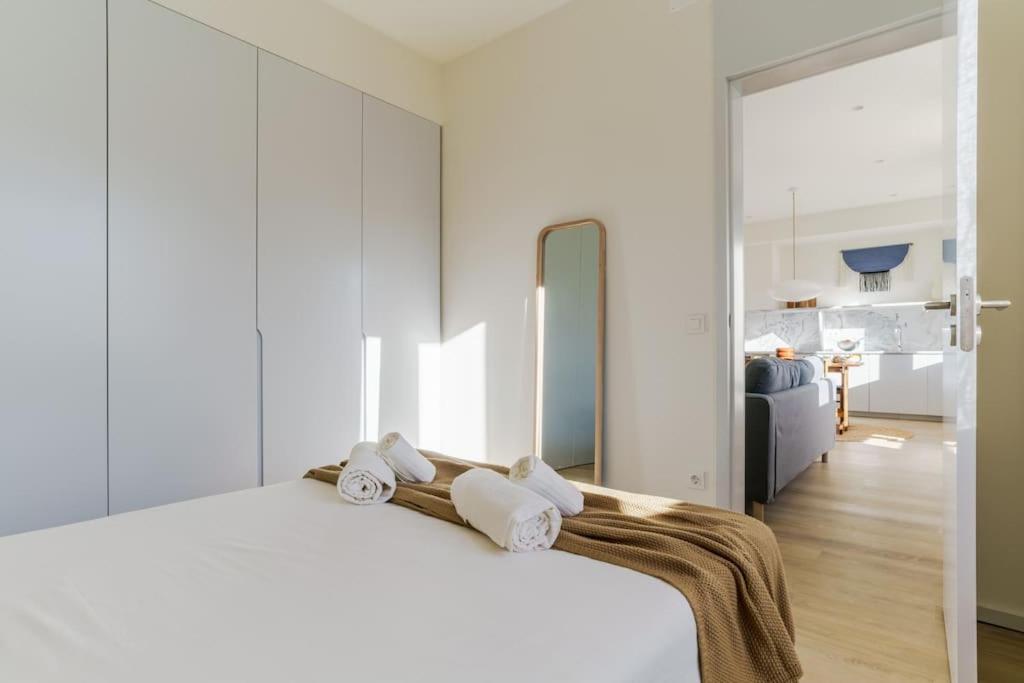 Modern & Bright - Faro Mercado Apt 22 by Lisbeyond view 3