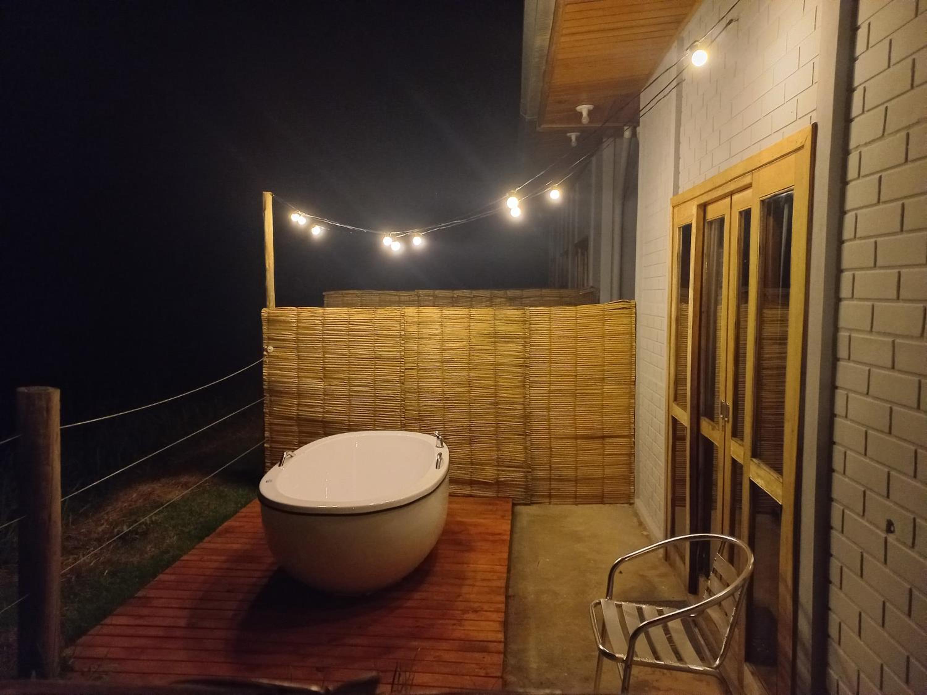 Embahu Suítes - Vista para Pedra do Baú e banheira de imersão