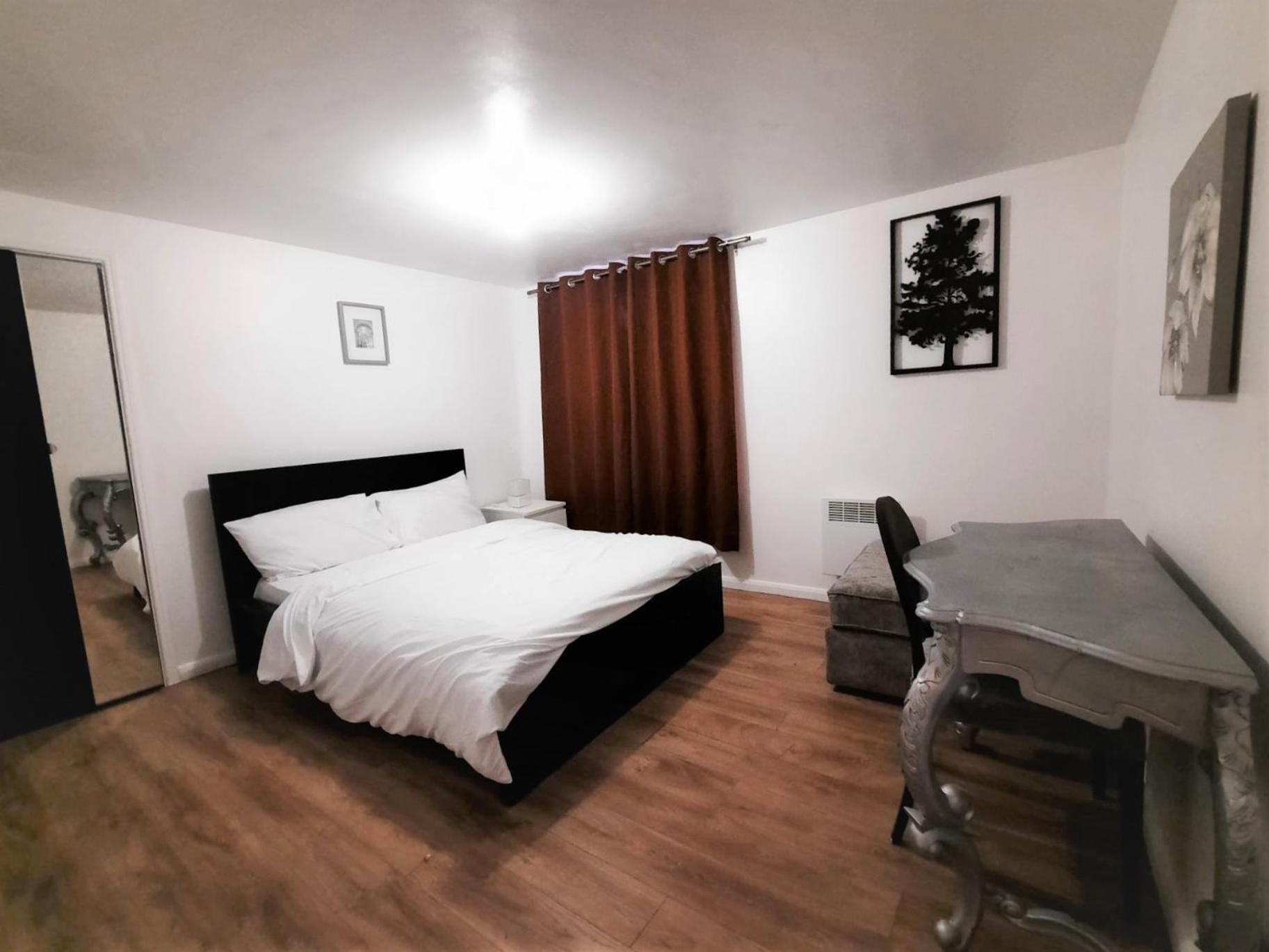 Colchester 3-Beds Sleeps 5 with Parking & WiFi view 4