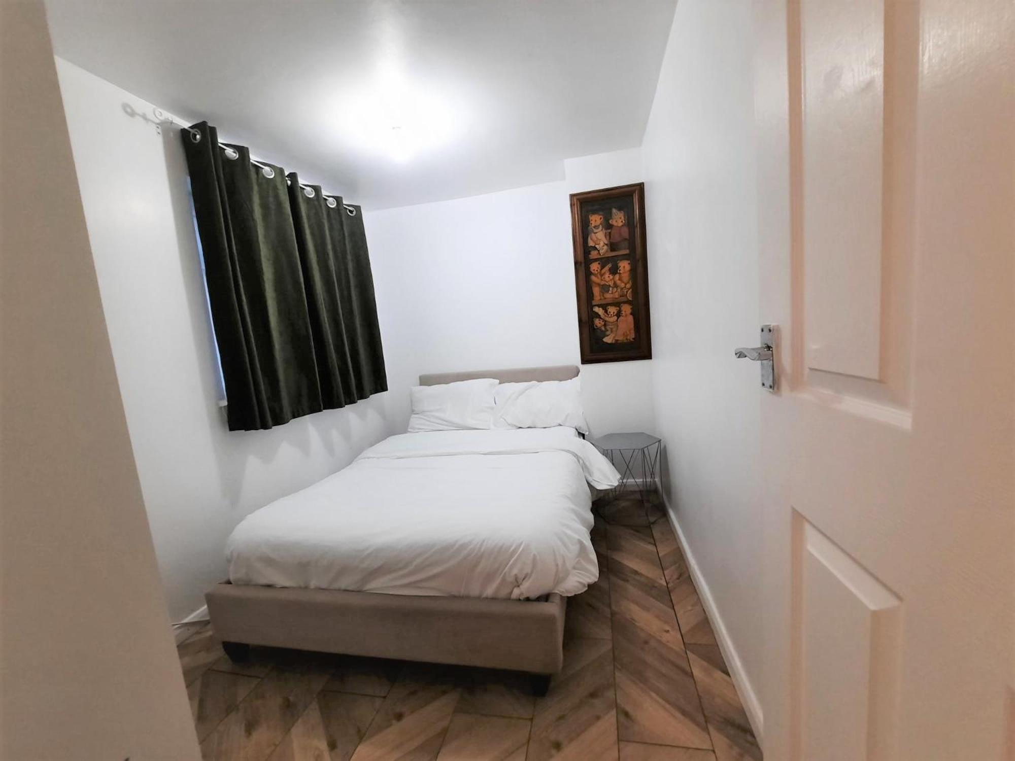 Colchester 3-Beds Sleeps 5 with Parking & WiFi view 5