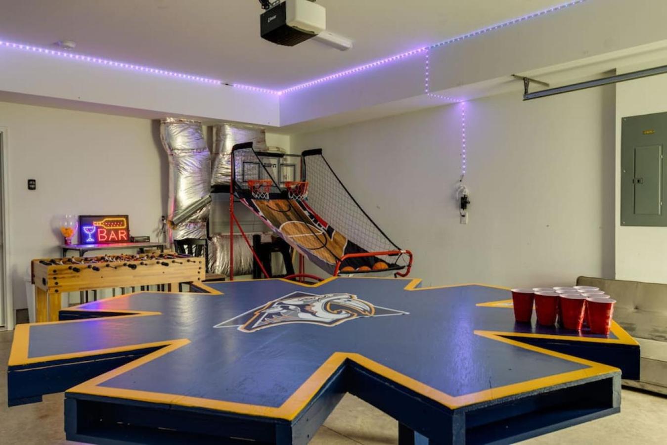 Modern Townhome, Large Game Room with Ping Pong, 10min to Downtown! Sleeps 10! view 2