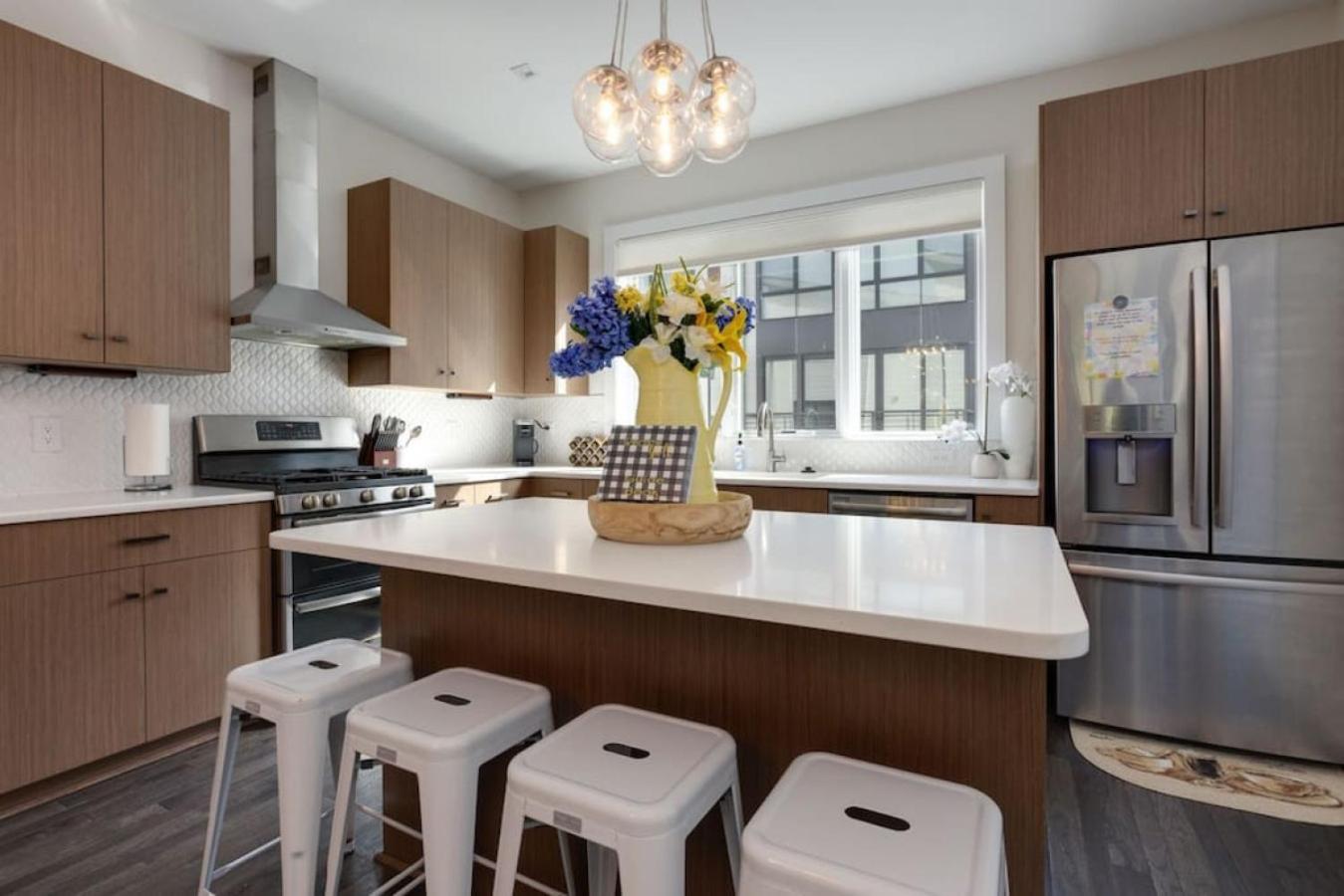 Modern Townhome, Large Game Room with Ping Pong, 10min to Downtown! Sleeps 10! view 4