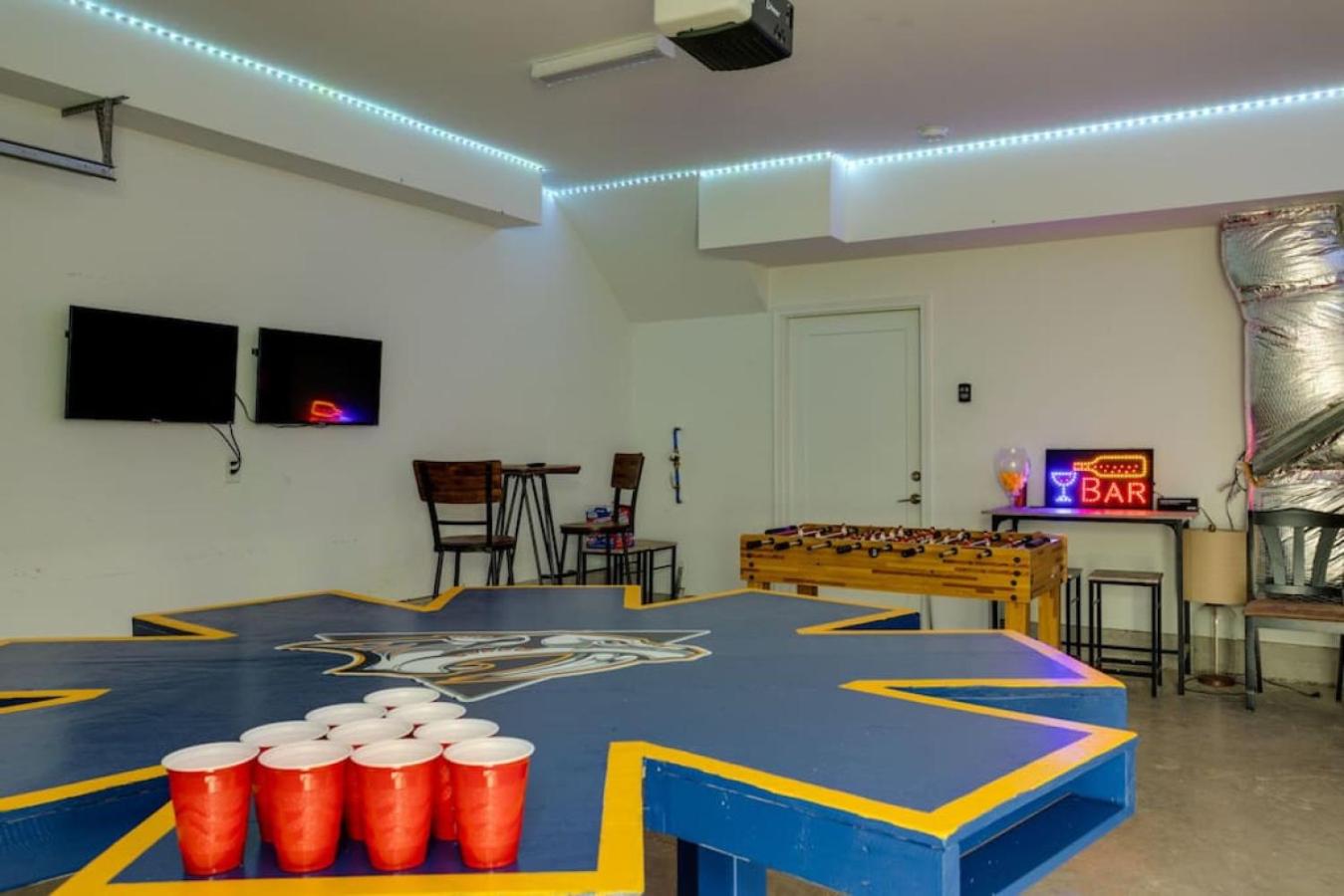 Modern Townhome, Large Game Room with Ping Pong, 10min to Downtown! Sleeps 10! view 3