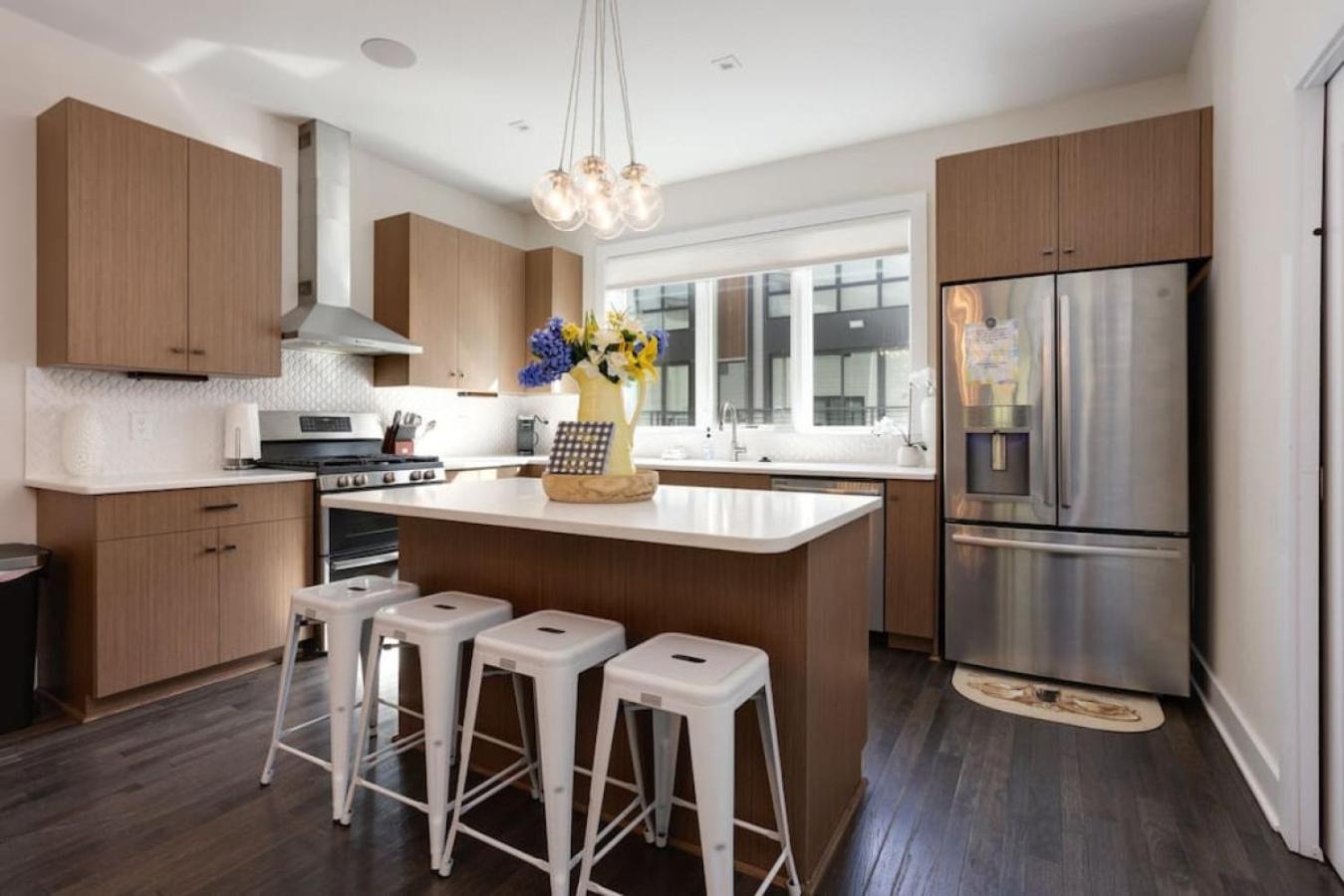 Modern Townhome, Large Game Room with Ping Pong, 10min to Downtown! Sleeps 10! view 5
