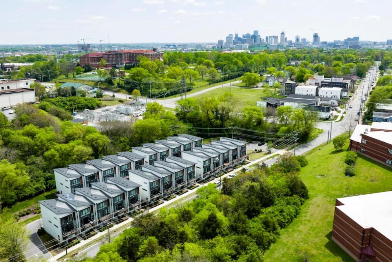 Modern Townhome, Large Game Room, 10min to Downtown! Sleeps 10! view 4