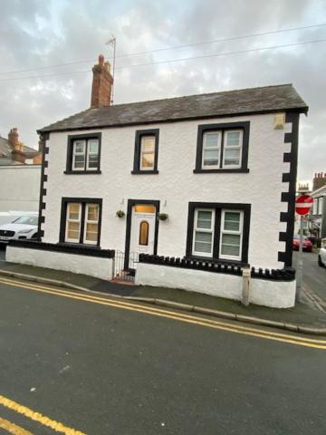 Family Cottage in Llandudno with Parking - main view