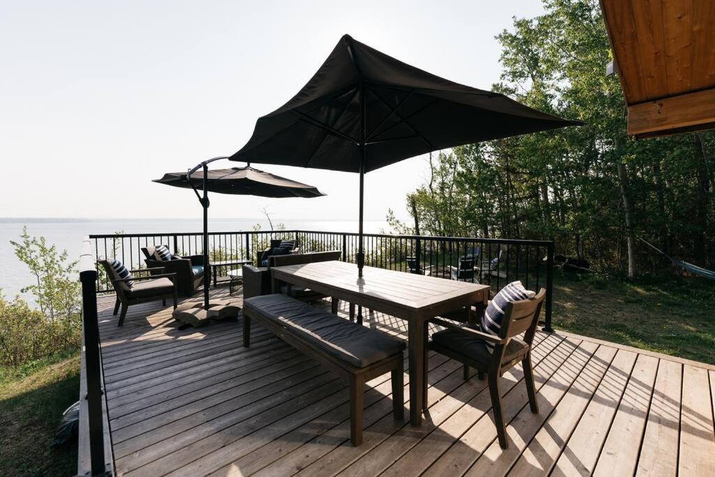 Newly reno Classic Lake Front Cottage with Dock
