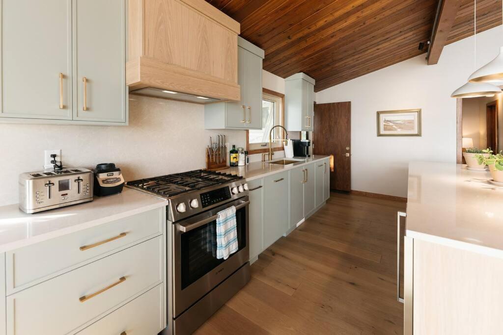 Newly reno Classic Lake Front Cottage with Dock