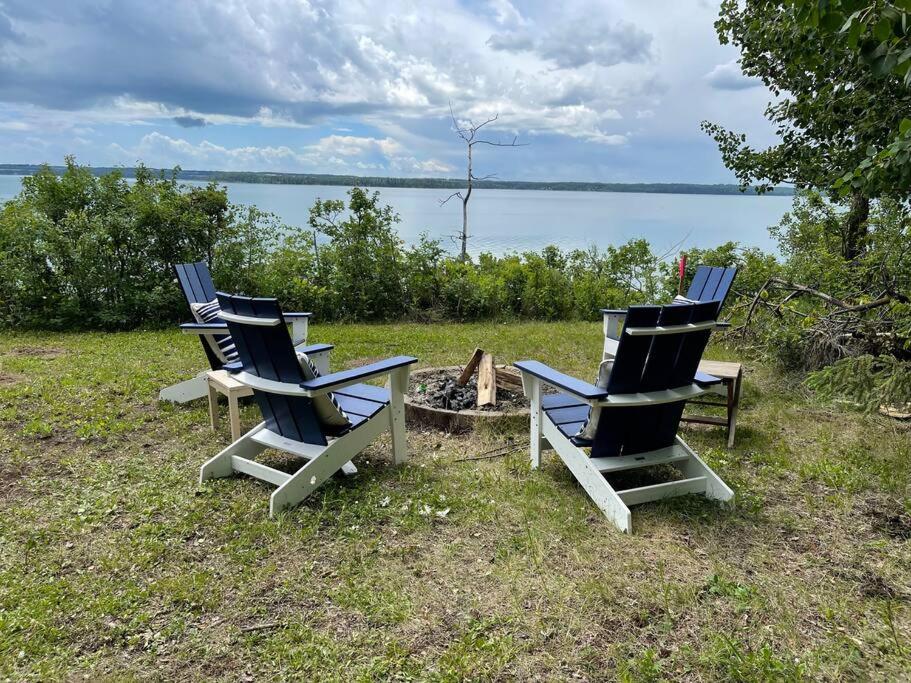 Newly reno Classic Lake Front Cottage with Dock