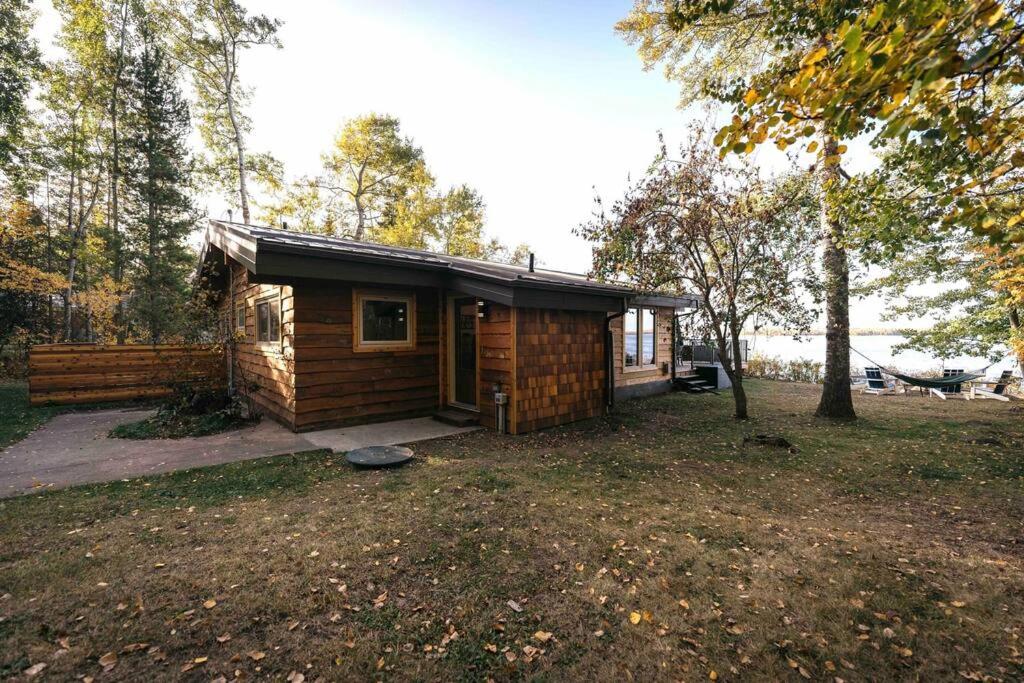 Newly reno Classic Lake Front Cottage with Dock