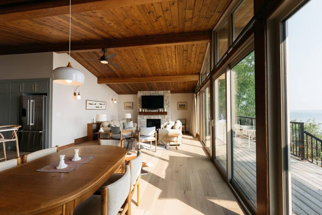 Newly reno Classic Lake Front Cottage with Dock