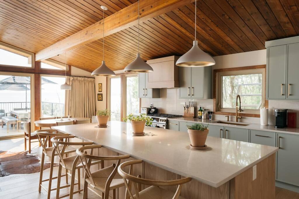 Newly reno Classic Lake Front Cottage with Dock