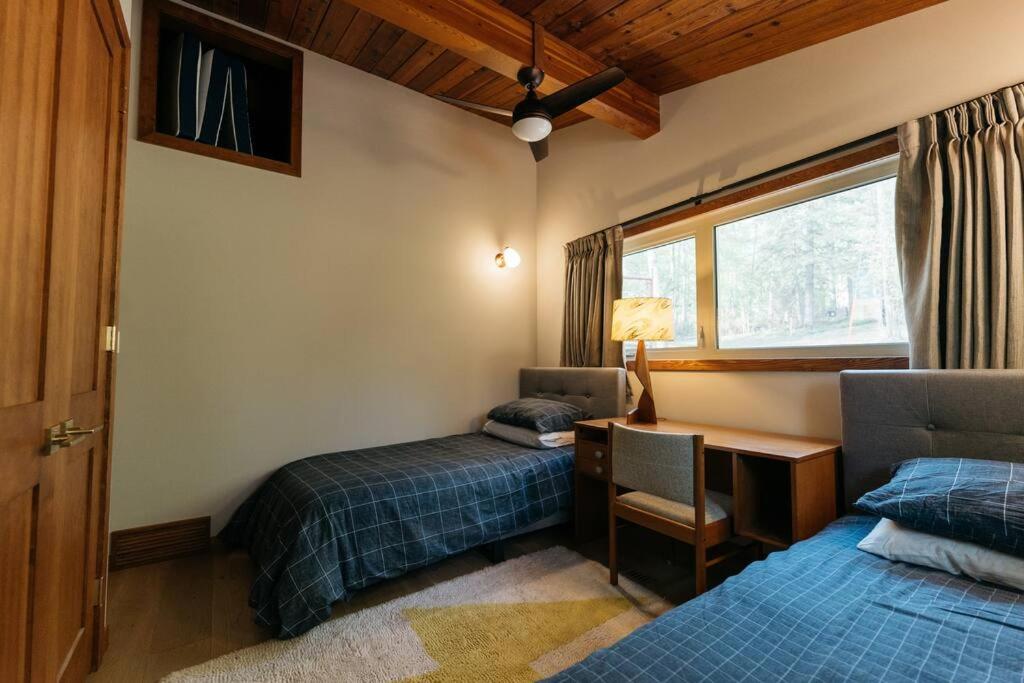 Newly reno Classic Lake Front Cottage with Dock