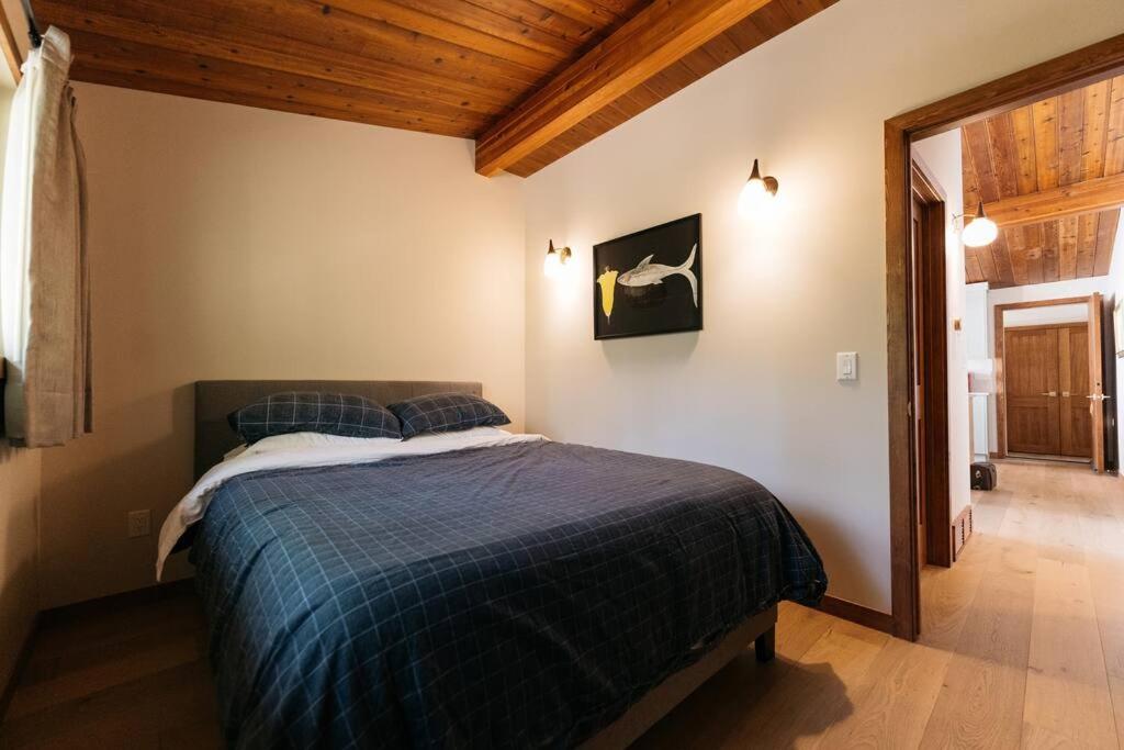Newly reno Classic Lake Front Cottage with Dock
