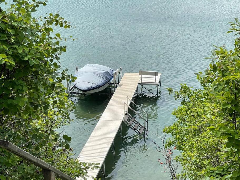 Newly reno Classic Lake Front Cottage with Dock