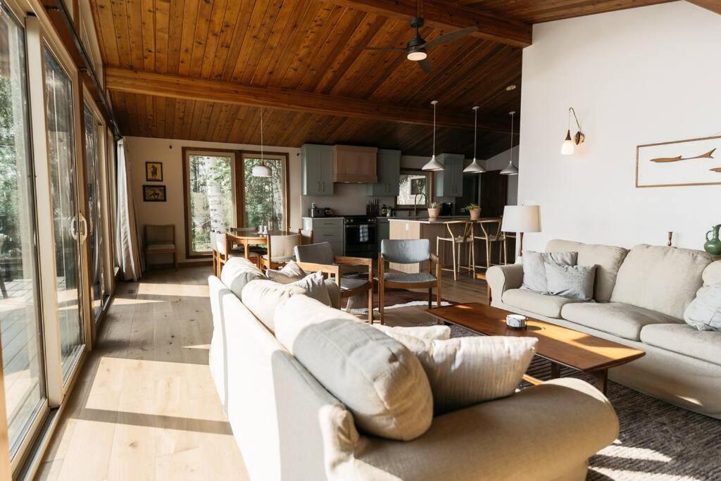 Newly reno Classic Lake Front Cottage with Dock