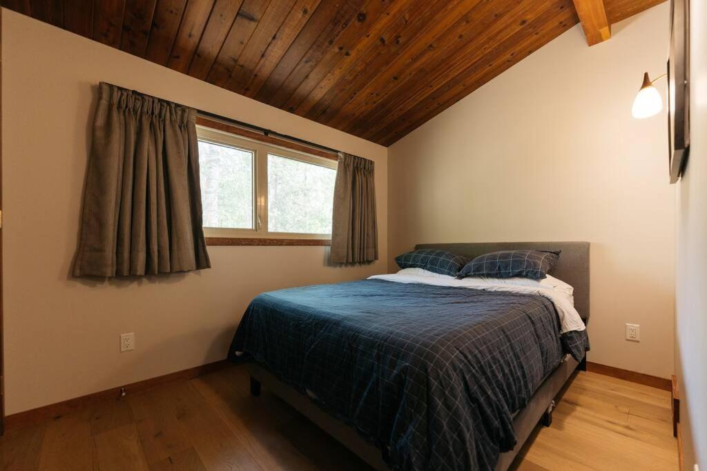Newly reno Classic Lake Front Cottage with Dock