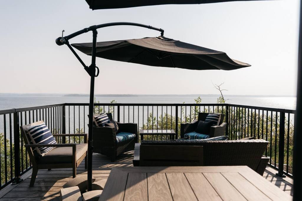 Newly reno Classic Lake Front Cottage with Dock
