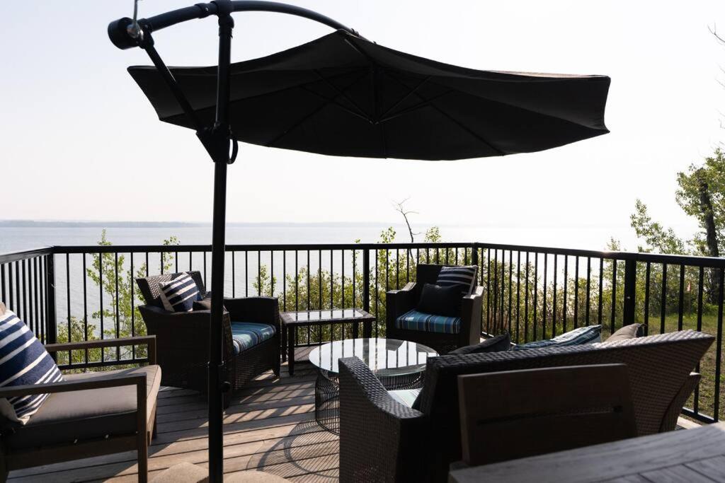 Newly reno Classic Lake Front Cottage with Dock