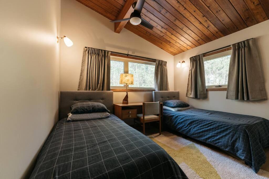 Newly reno Classic Lake Front Cottage with Dock