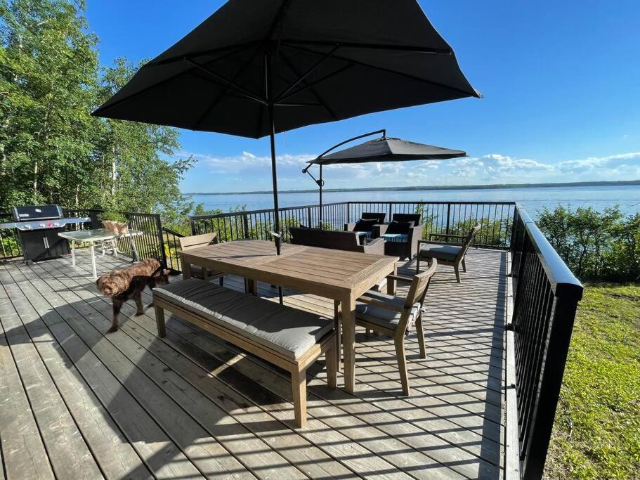 Newly reno Classic Lake Front Cottage with Dock
