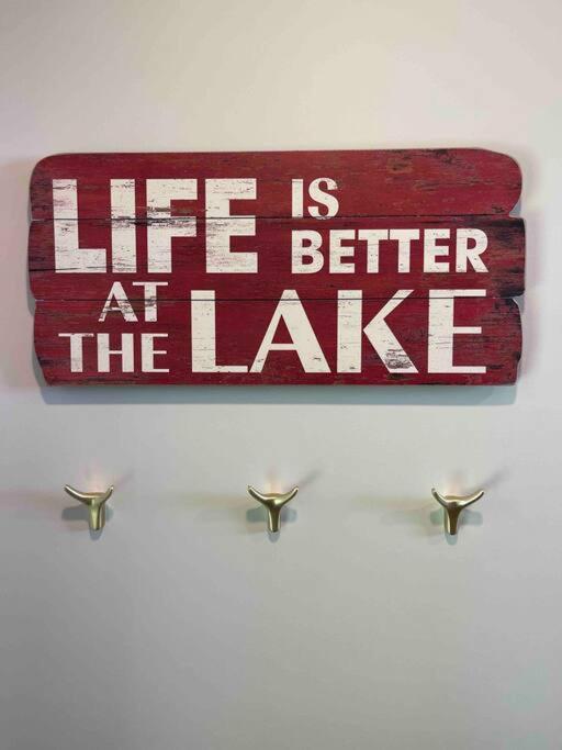 Newly reno Classic Lake Front Cottage with Dock