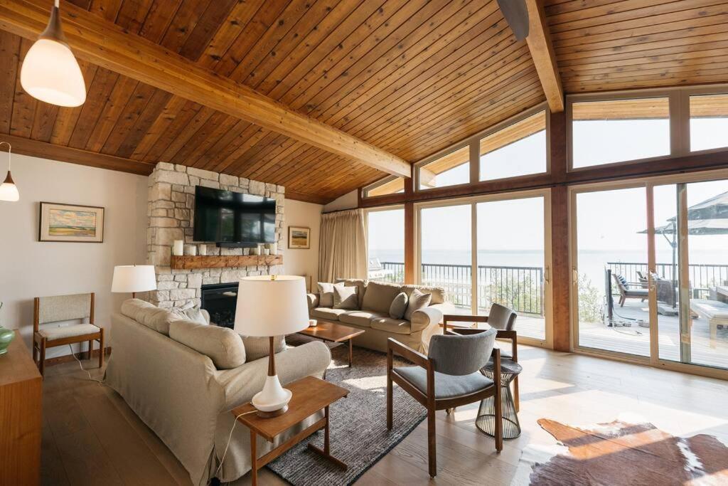 Newly reno Classic Lake Front Cottage with Dock