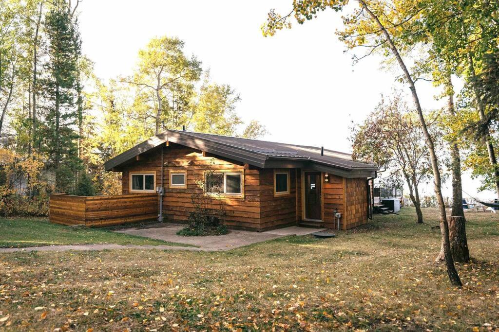 Newly reno Classic Lake Front Cottage with Dock