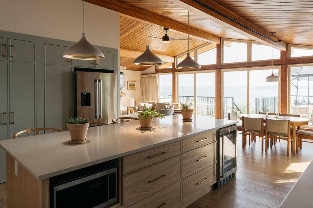 Newly reno Classic Lake Front Cottage with Dock