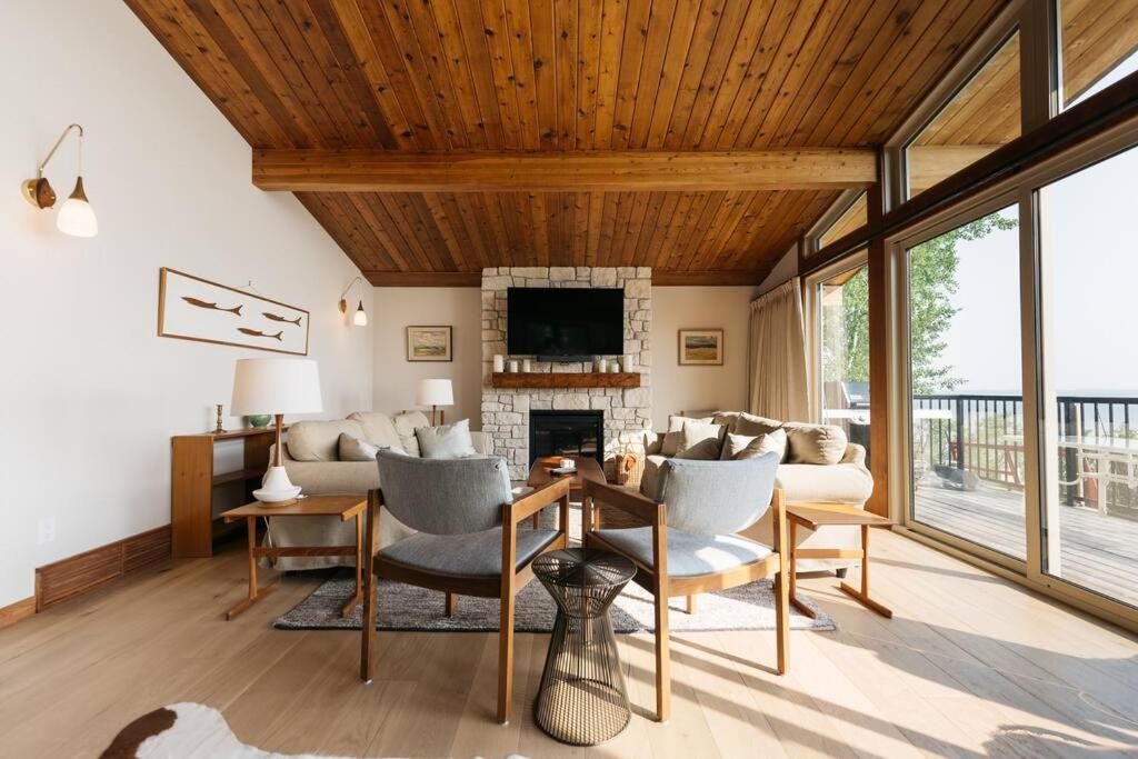 Newly reno Classic Lake Front Cottage with Dock