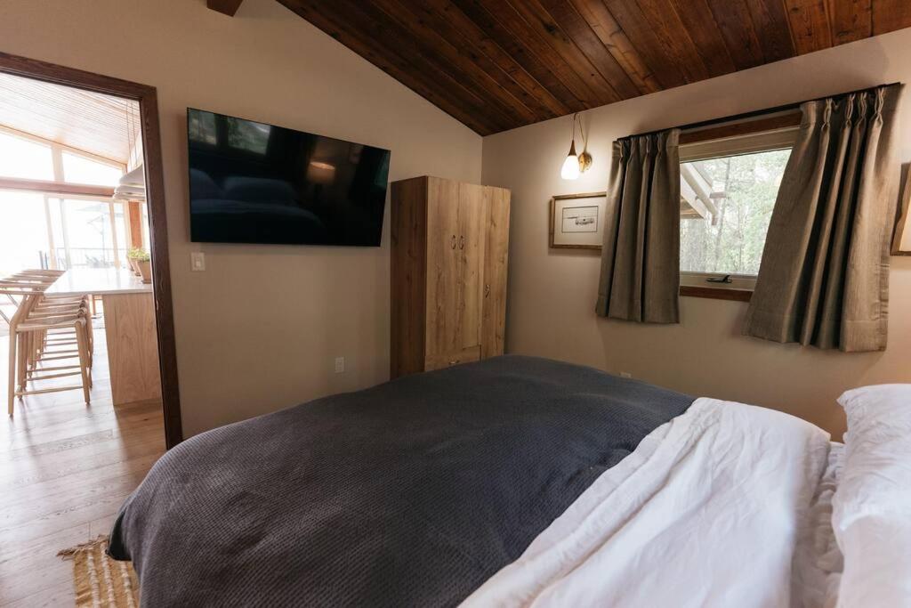 Newly reno Classic Lake Front Cottage with Dock
