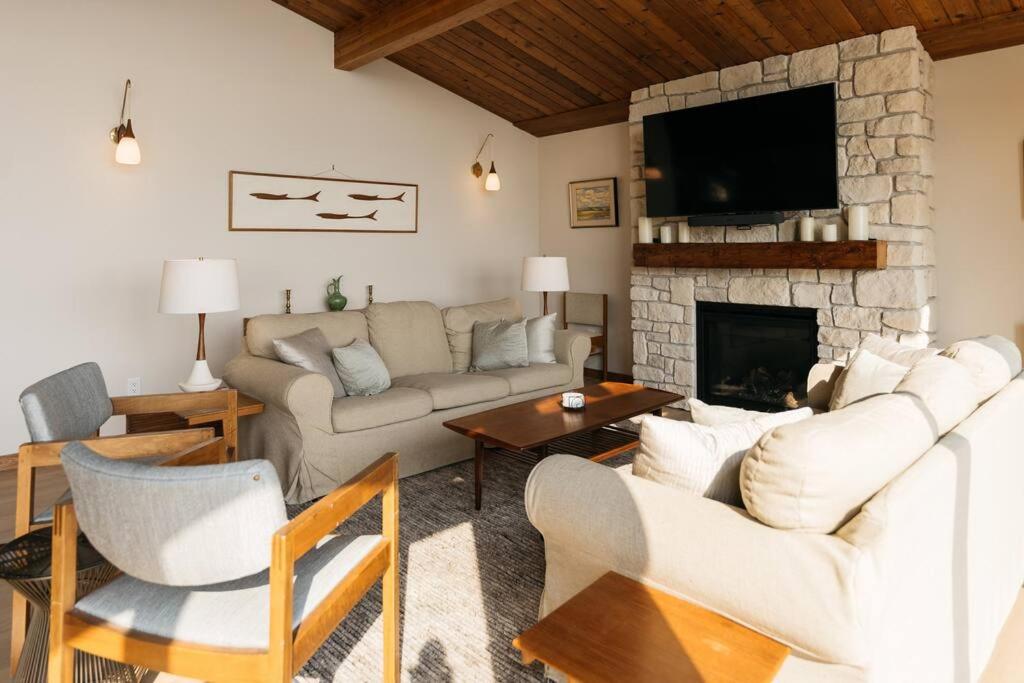 Newly reno Classic Lake Front Cottage with Dock
