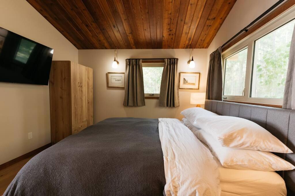 Newly reno Classic Lake Front Cottage with Dock