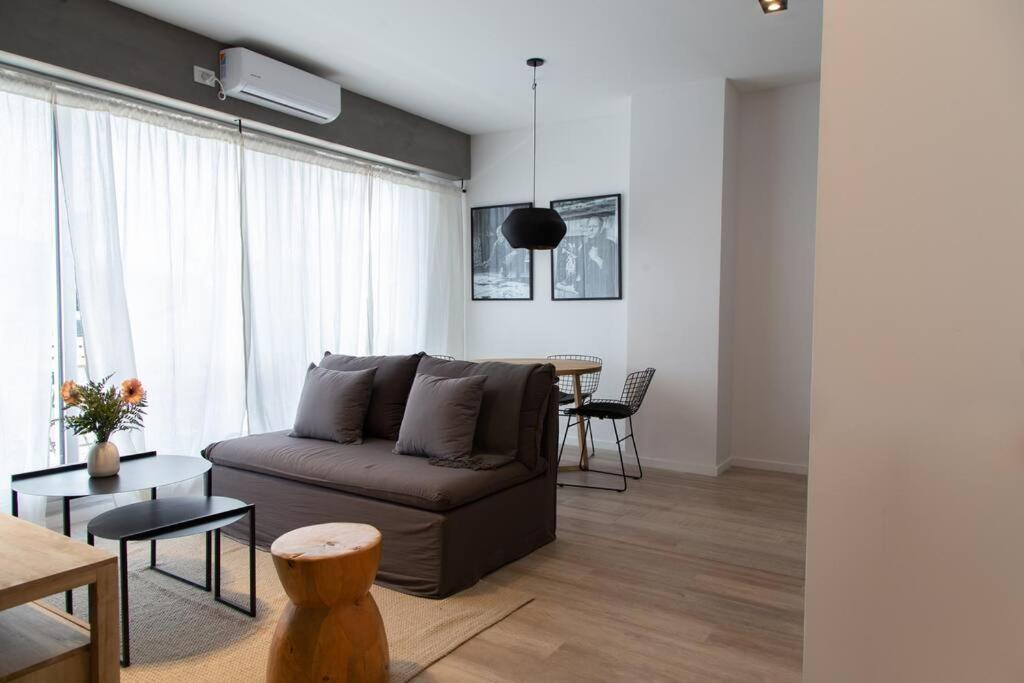 Almez Stunning Deluxe Apartment