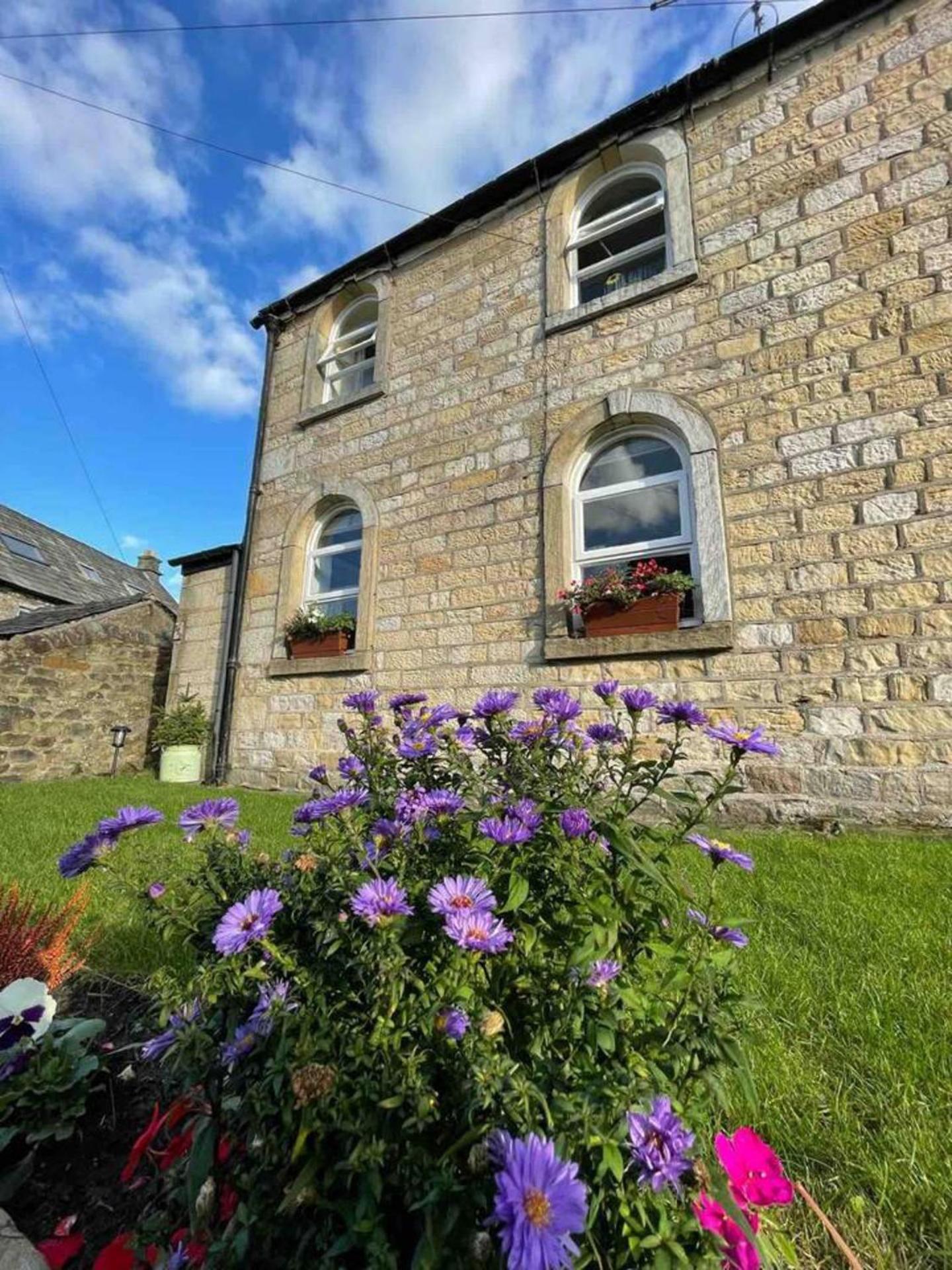 Lancaster 1 bed Cottage Apartment- M6 - Lancs Uni view 3