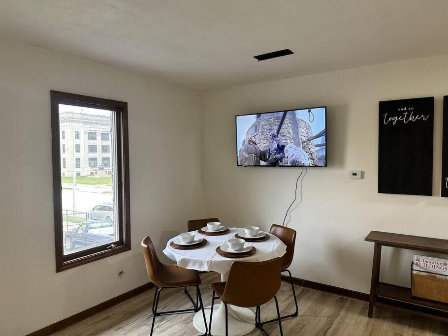 Hotel Capital Suite on 6th Street - King Bed / Downtown! - Image 1