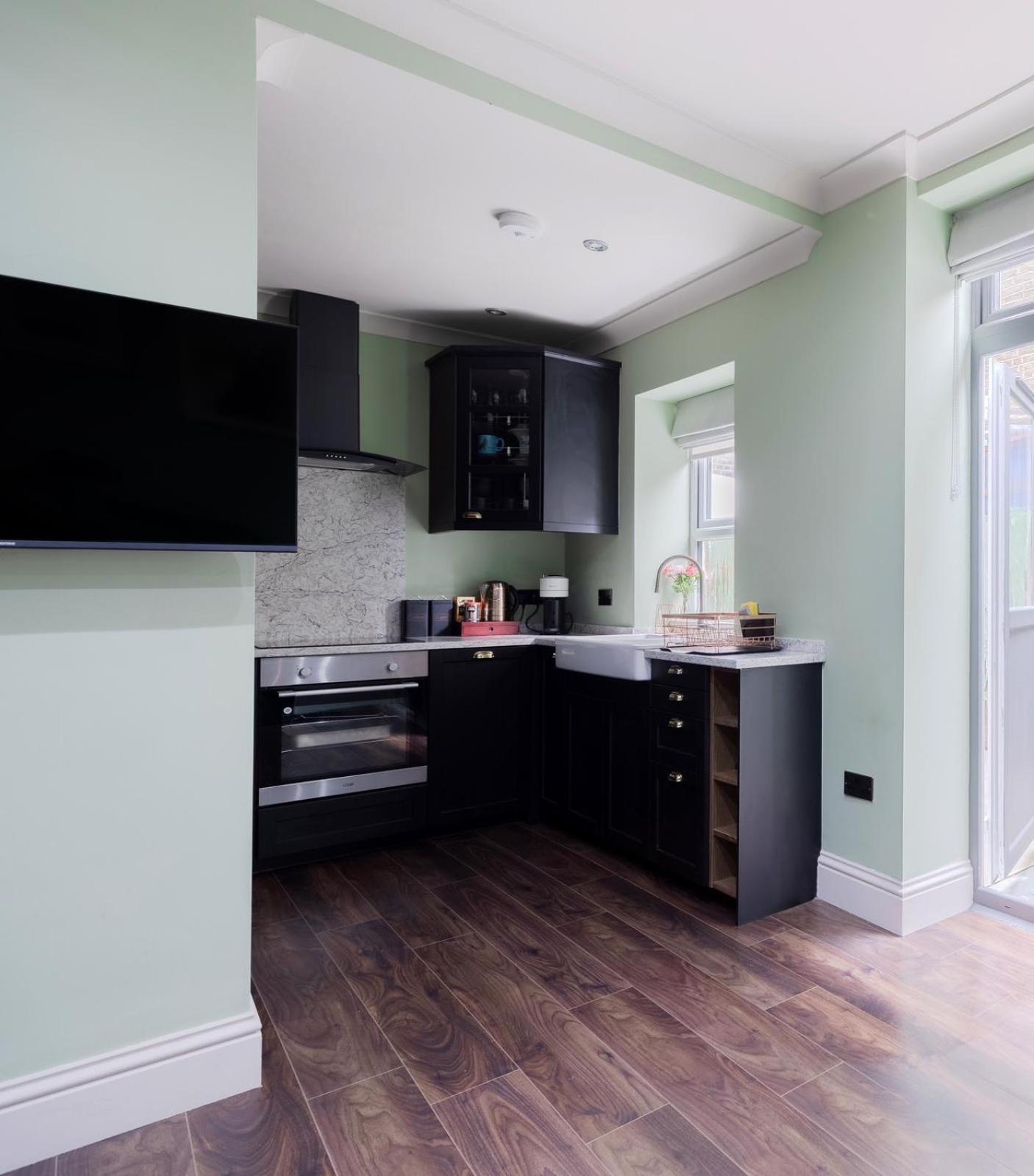 Stylish 2 Bedrooms Flat Sleeps 6 & Garden London Zone 2 cls Central