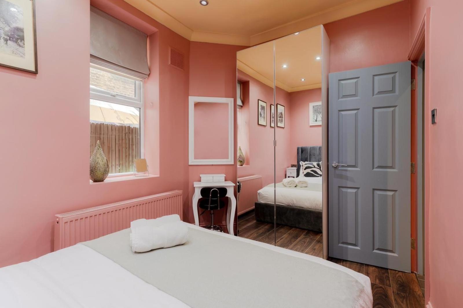 Stylish 2 Bedrooms Flat Sleeps 6 & Garden London Zone 2 cls Central