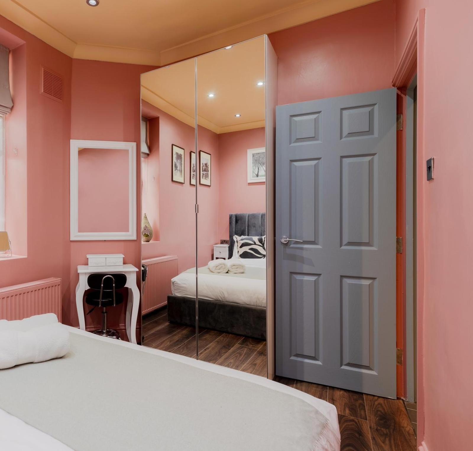 Stylish 2 Bedrooms Flat Sleeps 6 & Garden London Zone 2 cls Central